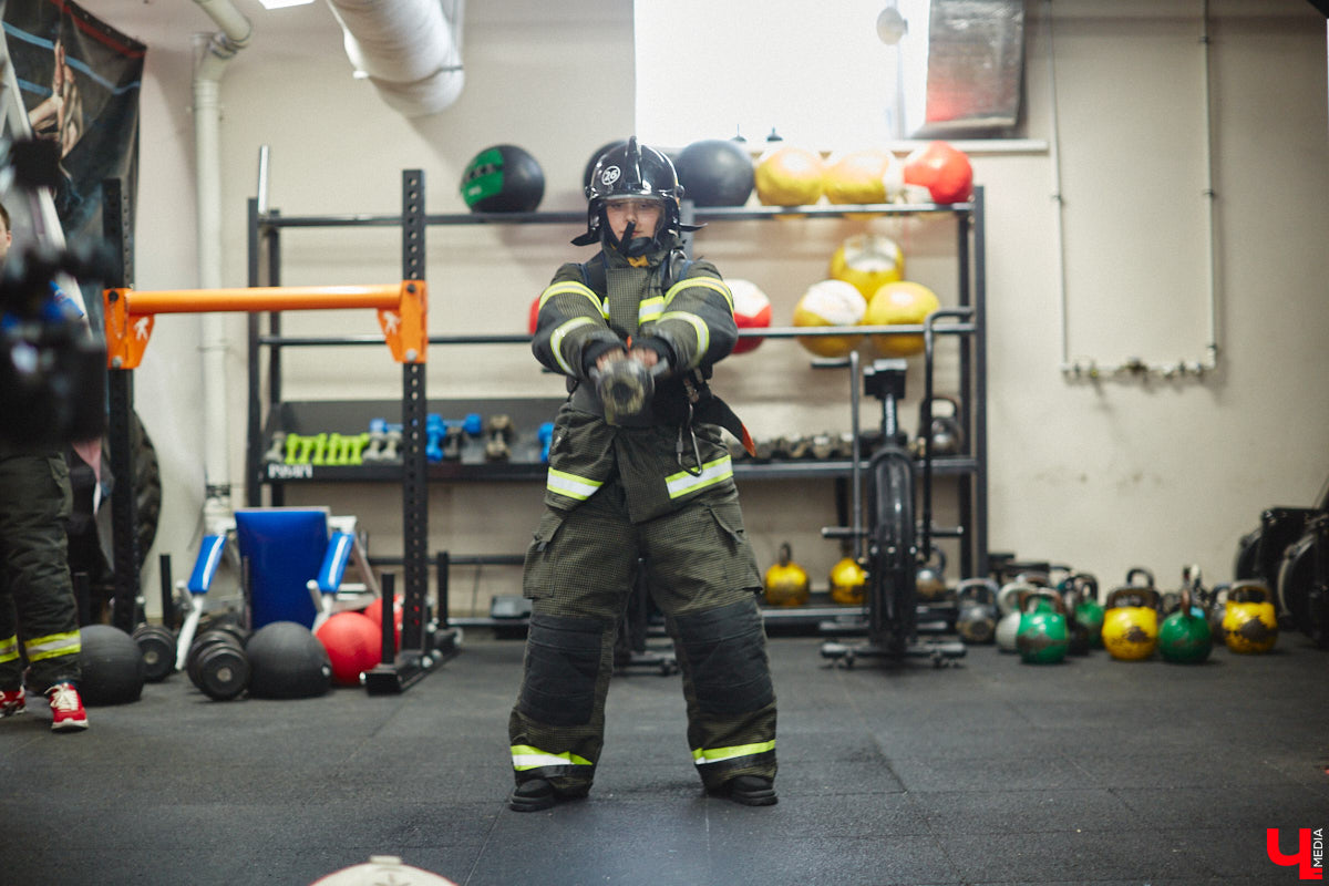 Четырнадцатого марта в юрьевецком спортцентре «Росич» было жарко, но совсем не пожароопасно. На кроссфит-площадке встретились самые сильные сотрудники МЧС России из Владимира, Суздаля, Петушков и Собинки! А журналисты практически наравне со спасателями смогли преодолеть полосу фитнес-препятствий, примерив на себя 30-килограммовое обмундирование. Что из этого вышло? Делимся впечатлениями в материале.