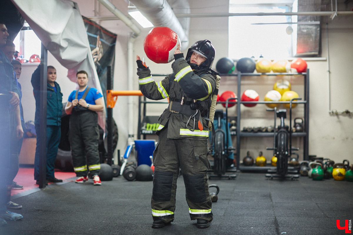 Четырнадцатого марта в юрьевецком спортцентре «Росич» было жарко, но совсем не пожароопасно. На кроссфит-площадке встретились самые сильные сотрудники МЧС России из Владимира, Суздаля, Петушков и Собинки! А журналисты практически наравне со спасателями смогли преодолеть полосу фитнес-препятствий, примерив на себя 30-килограммовое обмундирование. Что из этого вышло? Делимся впечатлениями в материале.