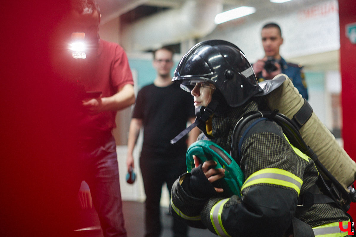 Четырнадцатого марта в юрьевецком спортцентре «Росич» было жарко, но совсем не пожароопасно. На кроссфит-площадке встретились самые сильные сотрудники МЧС России из Владимира, Суздаля, Петушков и Собинки! А журналисты практически наравне со спасателями смогли преодолеть полосу фитнес-препятствий, примерив на себя 30-килограммовое обмундирование. Что из этого вышло? Делимся впечатлениями в материале.