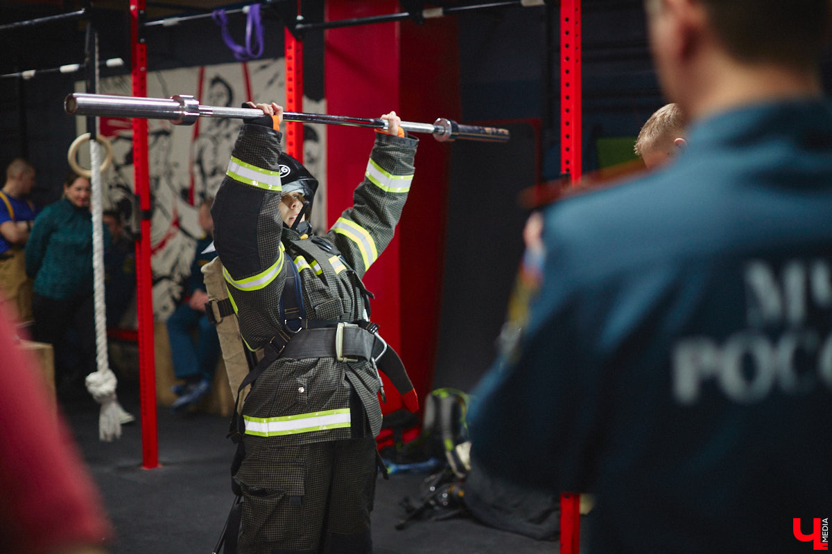Четырнадцатого марта в юрьевецком спортцентре «Росич» было жарко, но совсем не пожароопасно. На кроссфит-площадке встретились самые сильные сотрудники МЧС России из Владимира, Суздаля, Петушков и Собинки! А журналисты практически наравне со спасателями смогли преодолеть полосу фитнес-препятствий, примерив на себя 30-килограммовое обмундирование. Что из этого вышло? Делимся впечатлениями в материале.