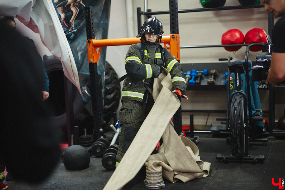 Четырнадцатого марта в юрьевецком спортцентре «Росич» было жарко, но совсем не пожароопасно. На кроссфит-площадке встретились самые сильные сотрудники МЧС России из Владимира, Суздаля, Петушков и Собинки! А журналисты практически наравне со спасателями смогли преодолеть полосу фитнес-препятствий, примерив на себя 30-килограммовое обмундирование. Что из этого вышло? Делимся впечатлениями в материале.