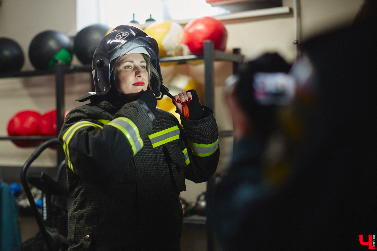 Четырнадцатого марта в юрьевецком спортцентре «Росич» было жарко, но совсем не пожароопасно. На кроссфит-площадке встретились самые сильные сотрудники МЧС России из Владимира, Суздаля, Петушков и Собинки! А журналисты практически наравне со спасателями смогли преодолеть полосу фитнес-препятствий, примерив на себя 30-килограммовое обмундирование. Что из этого вышло? Делимся впечатлениями в материале.