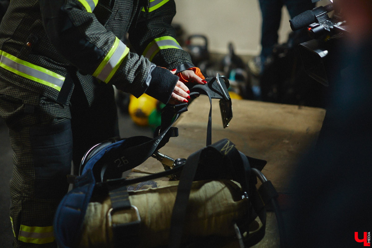 Четырнадцатого марта в юрьевецком спортцентре «Росич» было жарко, но совсем не пожароопасно. На кроссфит-площадке встретились самые сильные сотрудники МЧС России из Владимира, Суздаля, Петушков и Собинки! А журналисты практически наравне со спасателями смогли преодолеть полосу фитнес-препятствий, примерив на себя 30-килограммовое обмундирование. Что из этого вышло? Делимся впечатлениями в материале.