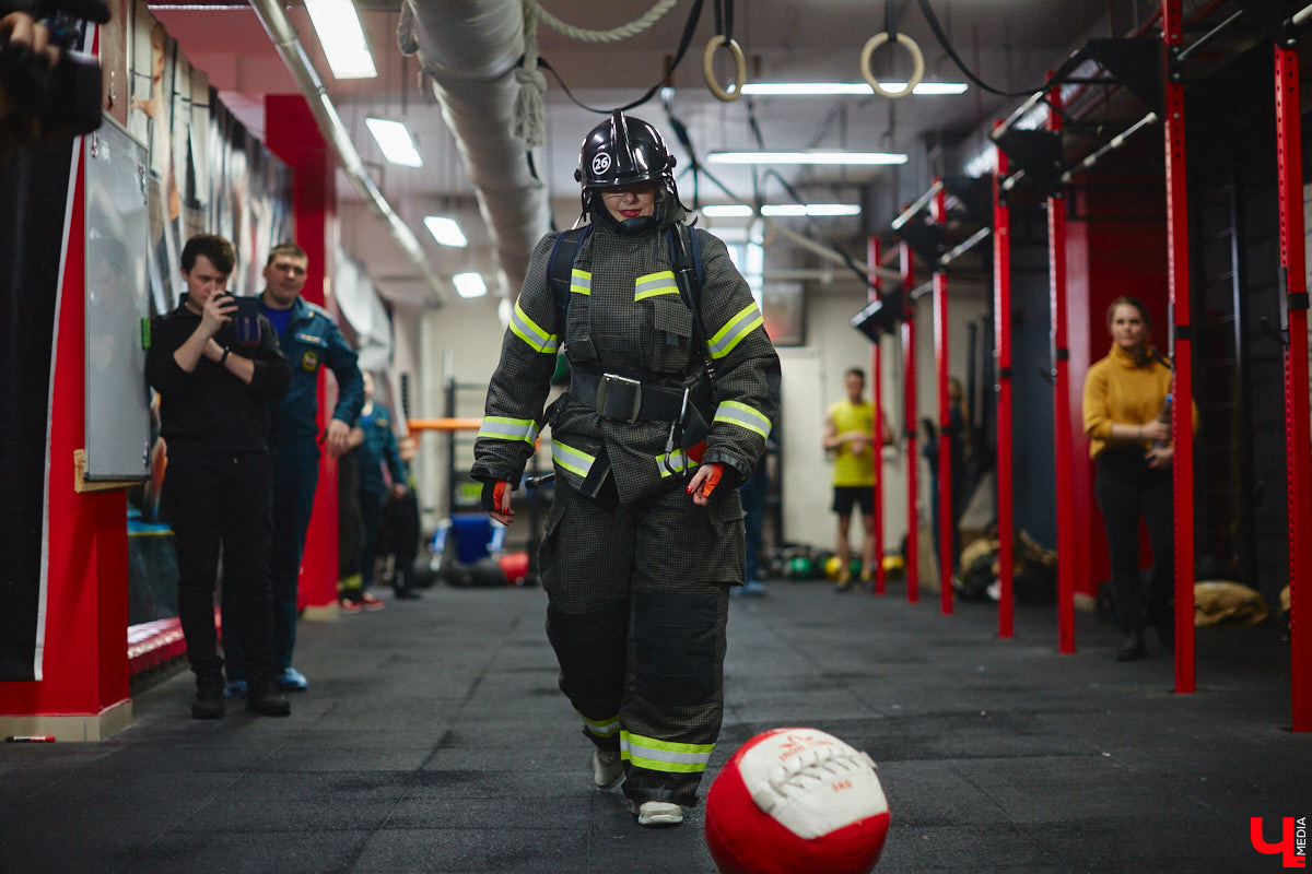 Четырнадцатого марта в юрьевецком спортцентре «Росич» было жарко, но совсем не пожароопасно. На кроссфит-площадке встретились самые сильные сотрудники МЧС России из Владимира, Суздаля, Петушков и Собинки! А журналисты практически наравне со спасателями смогли преодолеть полосу фитнес-препятствий, примерив на себя 30-килограммовое обмундирование. Что из этого вышло? Делимся впечатлениями в материале.