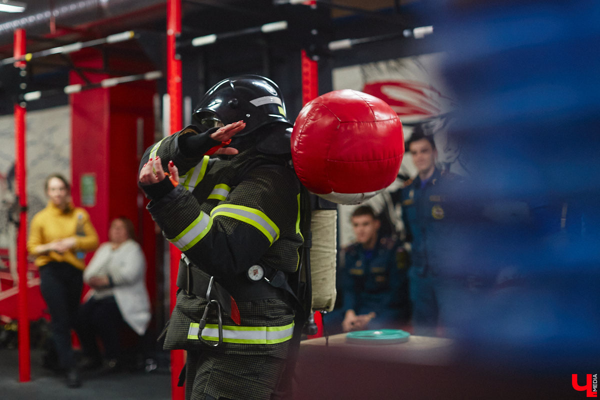 Четырнадцатого марта в юрьевецком спортцентре «Росич» было жарко, но совсем не пожароопасно. На кроссфит-площадке встретились самые сильные сотрудники МЧС России из Владимира, Суздаля, Петушков и Собинки! А журналисты практически наравне со спасателями смогли преодолеть полосу фитнес-препятствий, примерив на себя 30-килограммовое обмундирование. Что из этого вышло? Делимся впечатлениями в материале.