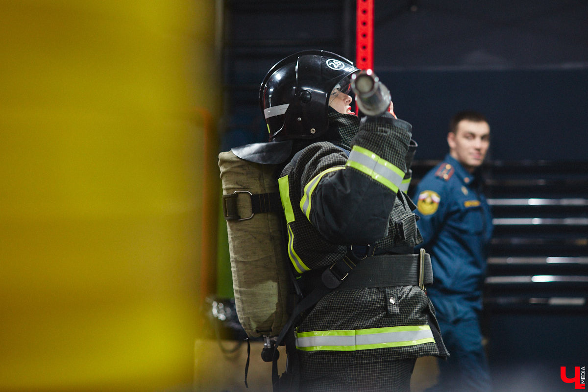 Четырнадцатого марта в юрьевецком спортцентре «Росич» было жарко, но совсем не пожароопасно. На кроссфит-площадке встретились самые сильные сотрудники МЧС России из Владимира, Суздаля, Петушков и Собинки! А журналисты практически наравне со спасателями смогли преодолеть полосу фитнес-препятствий, примерив на себя 30-килограммовое обмундирование. Что из этого вышло? Делимся впечатлениями в материале.