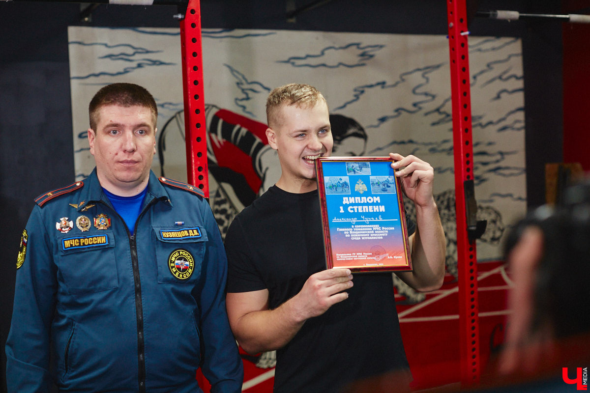 Четырнадцатого марта в юрьевецком спортцентре «Росич» было жарко, но совсем не пожароопасно. На кроссфит-площадке встретились самые сильные сотрудники МЧС России из Владимира, Суздаля, Петушков и Собинки! А журналисты практически наравне со спасателями смогли преодолеть полосу фитнес-препятствий, примерив на себя 30-килограммовое обмундирование. Что из этого вышло? Делимся впечатлениями в материале.