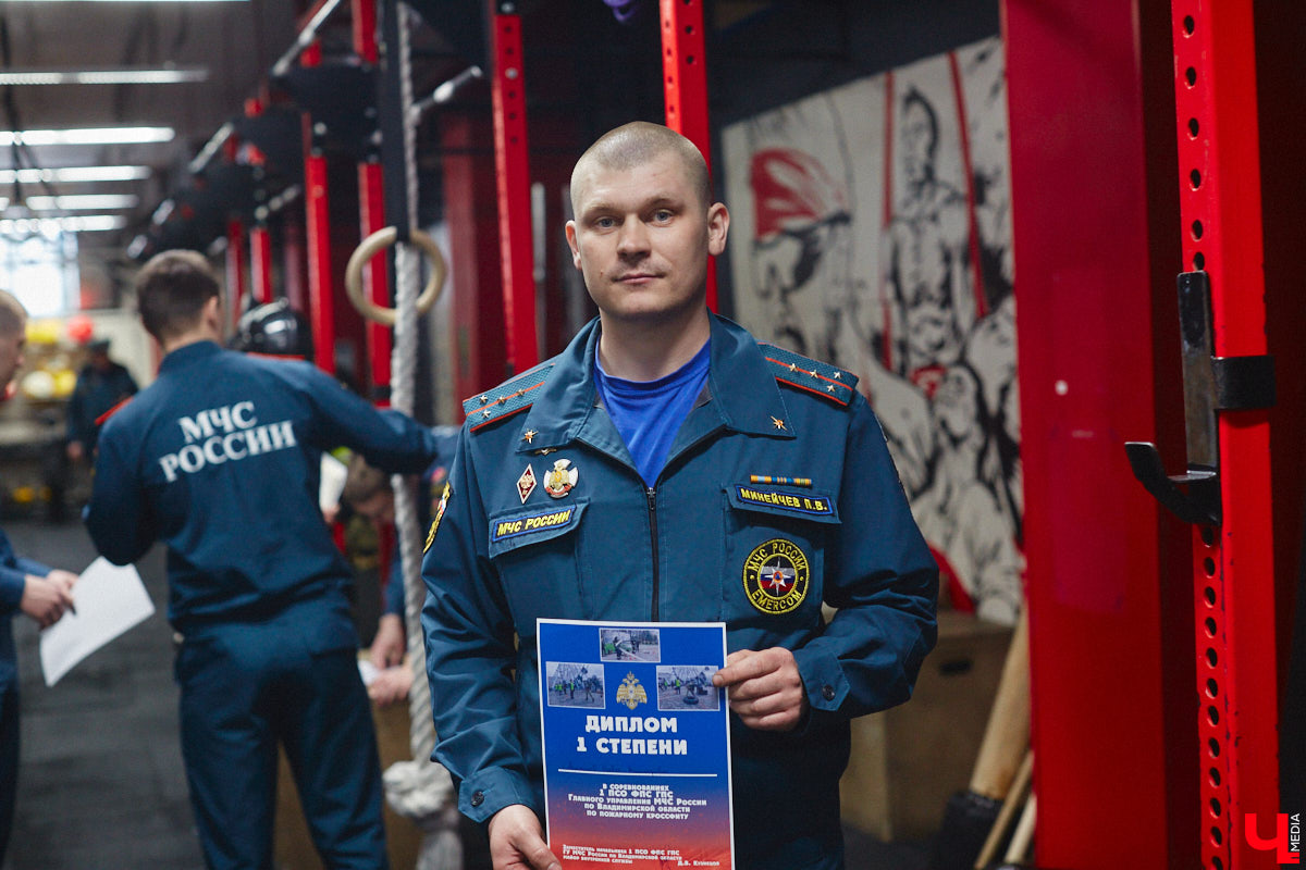 Четырнадцатого марта в юрьевецком спортцентре «Росич» было жарко, но совсем не пожароопасно. На кроссфит-площадке встретились самые сильные сотрудники МЧС России из Владимира, Суздаля, Петушков и Собинки! А журналисты практически наравне со спасателями смогли преодолеть полосу фитнес-препятствий, примерив на себя 30-килограммовое обмундирование. Что из этого вышло? Делимся впечатлениями в материале.