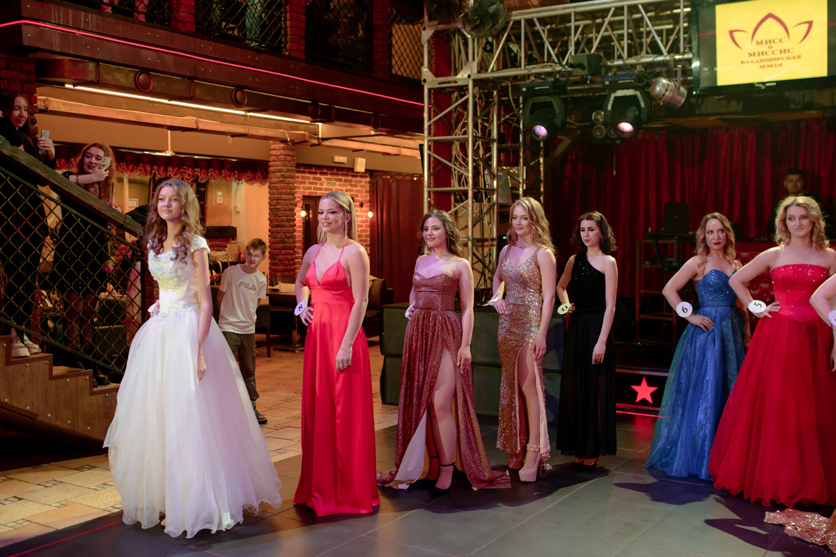 В Коврове прошел грандиозный финал областного конкурса красоты «Владимирская земля — 2023». Без титулов и подарков не осталась ни одна участница. Но кто же завоевал главные места среди юных красавиц и прекрасных дам?