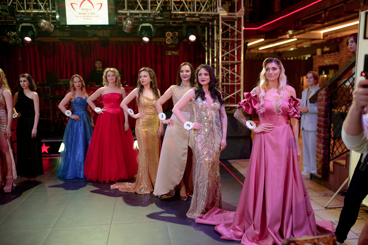 В Коврове прошел грандиозный финал областного конкурса красоты «Владимирская земля — 2023». Без титулов и подарков не осталась ни одна участница. Но кто же завоевал главные места среди юных красавиц и прекрасных дам?