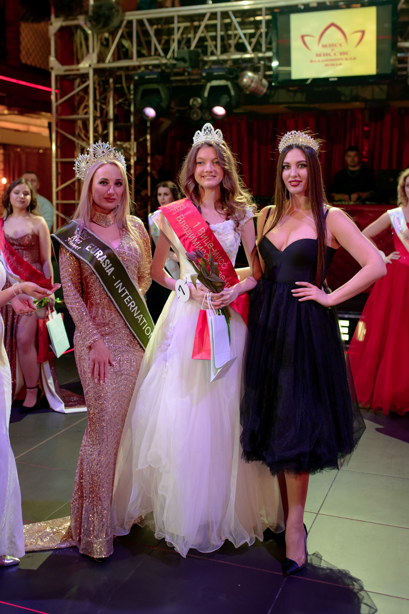 В Коврове прошел грандиозный финал областного конкурса красоты «Владимирская земля — 2023». Без титулов и подарков не осталась ни одна участница. Но кто же завоевал главные места среди юных красавиц и прекрасных дам?
