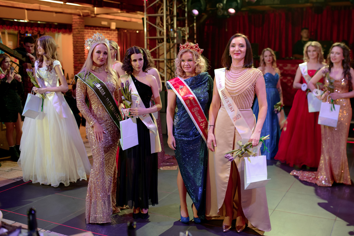В Коврове прошел грандиозный финал областного конкурса красоты «Владимирская земля — 2023». Без титулов и подарков не осталась ни одна участница. Но кто же завоевал главные места среди юных красавиц и прекрасных дам?