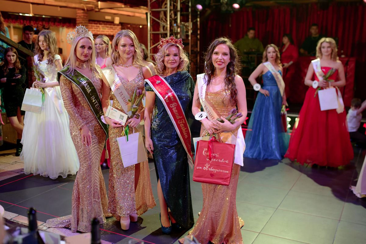 В Коврове прошел грандиозный финал областного конкурса красоты «Владимирская земля — 2023». Без титулов и подарков не осталась ни одна участница. Но кто же завоевал главные места среди юных красавиц и прекрасных дам?