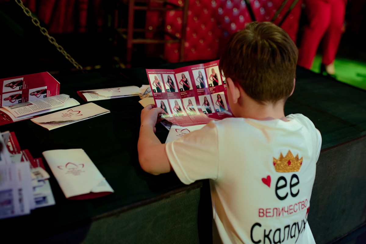 В Коврове прошел грандиозный финал областного конкурса красоты «Владимирская земля — 2023». Без титулов и подарков не осталась ни одна участница. Но кто же завоевал главные места среди юных красавиц и прекрасных дам?