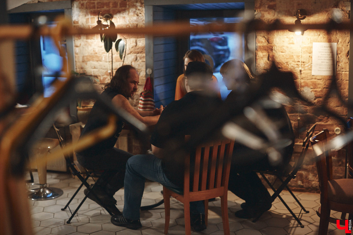 Олды здесь? Сердца тех, кто знаком с героями владимирской сцены нулевых, дрогнут, ведь «Ключ-Медиа» пообщался с одними из самых известных её представителей. Около года назад «шумный» инструментал Alien Garden зазвучал в акустике, что неимоверно зацепило слушателя. Музыка стала более понятной, но при этом осталась кинематографичной, вдумчивой и, как считают коллеги по сцене, замороченной. Почему к группе-долгожителю приклеилось такое количество определений? Рассказывают участники Alien Garden.