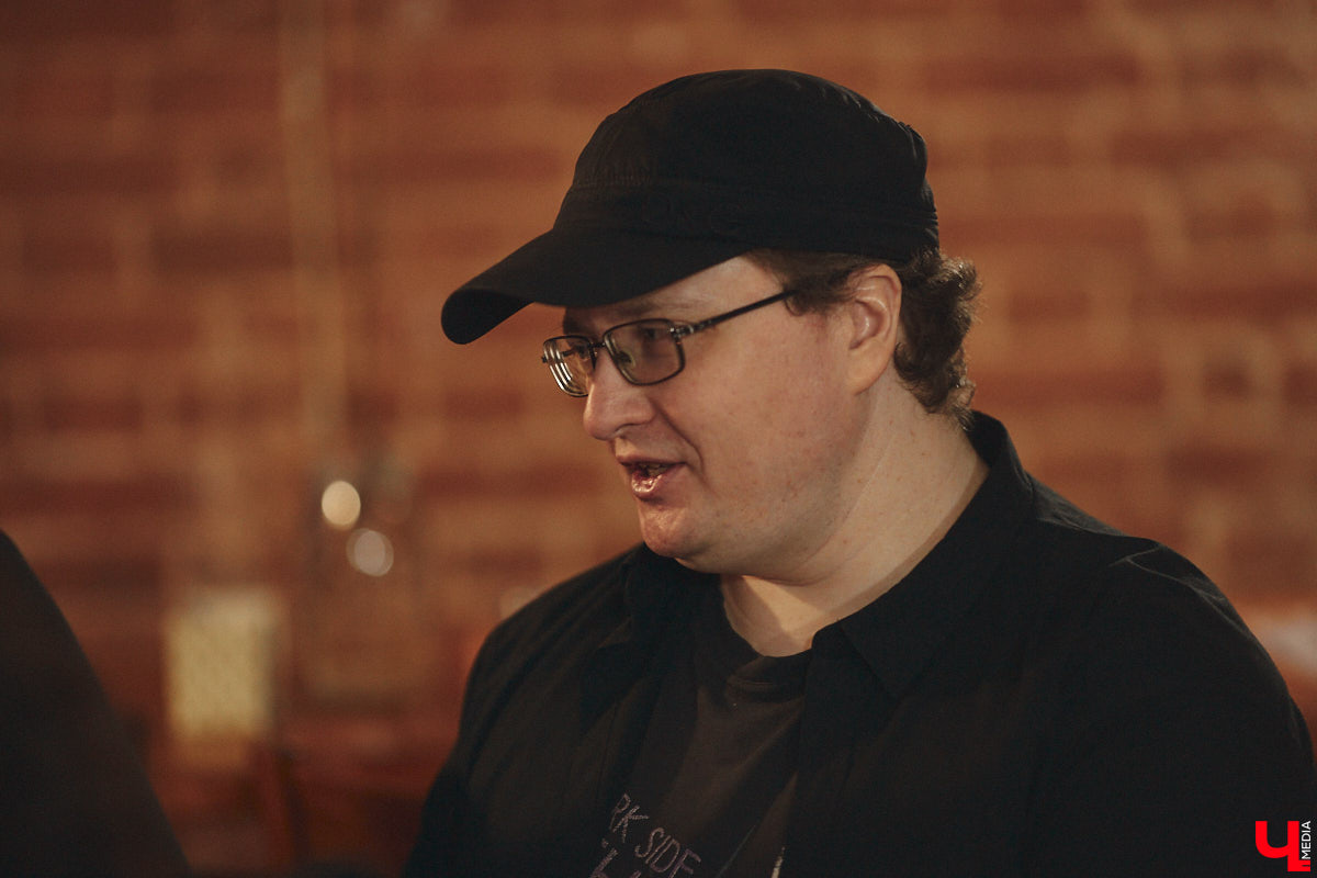 Олды здесь? Сердца тех, кто знаком с героями владимирской сцены нулевых, дрогнут, ведь «Ключ-Медиа» пообщался с одними из самых известных её представителей. Около года назад «шумный» инструментал Alien Garden зазвучал в акустике, что неимоверно зацепило слушателя. Музыка стала более понятной, но при этом осталась кинематографичной, вдумчивой и, как считают коллеги по сцене, замороченной. Почему к группе-долгожителю приклеилось такое количество определений? Рассказывают участники Alien Garden.