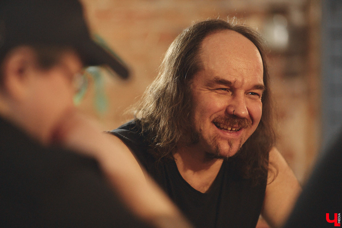 Олды здесь? Сердца тех, кто знаком с героями владимирской сцены нулевых, дрогнут, ведь «Ключ-Медиа» пообщался с одними из самых известных её представителей. Около года назад «шумный» инструментал Alien Garden зазвучал в акустике, что неимоверно зацепило слушателя. Музыка стала более понятной, но при этом осталась кинематографичной, вдумчивой и, как считают коллеги по сцене, замороченной. Почему к группе-долгожителю приклеилось такое количество определений? Рассказывают участники Alien Garden.