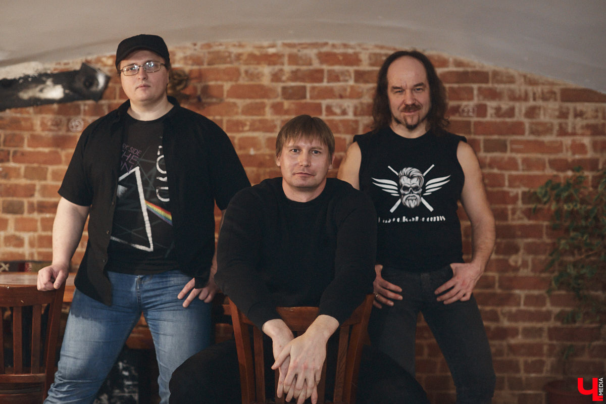 Олды здесь? Сердца тех, кто знаком с героями владимирской сцены нулевых, дрогнут, ведь «Ключ-Медиа» пообщался с одними из самых известных её представителей. Около года назад «шумный» инструментал Alien Garden зазвучал в акустике, что неимоверно зацепило слушателя. Музыка стала более понятной, но при этом осталась кинематографичной, вдумчивой и, как считают коллеги по сцене, замороченной. Почему к группе-долгожителю приклеилось такое количество определений? Рассказывают участники Alien Garden.