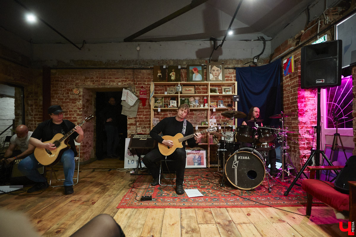 Олды здесь? Сердца тех, кто знаком с героями владимирской сцены нулевых, дрогнут, ведь «Ключ-Медиа» пообщался с одними из самых известных её представителей. Около года назад «шумный» инструментал Alien Garden зазвучал в акустике, что неимоверно зацепило слушателя. Музыка стала более понятной, но при этом осталась кинематографичной, вдумчивой и, как считают коллеги по сцене, замороченной. Почему к группе-долгожителю приклеилось такое количество определений? Рассказывают участники Alien Garden.