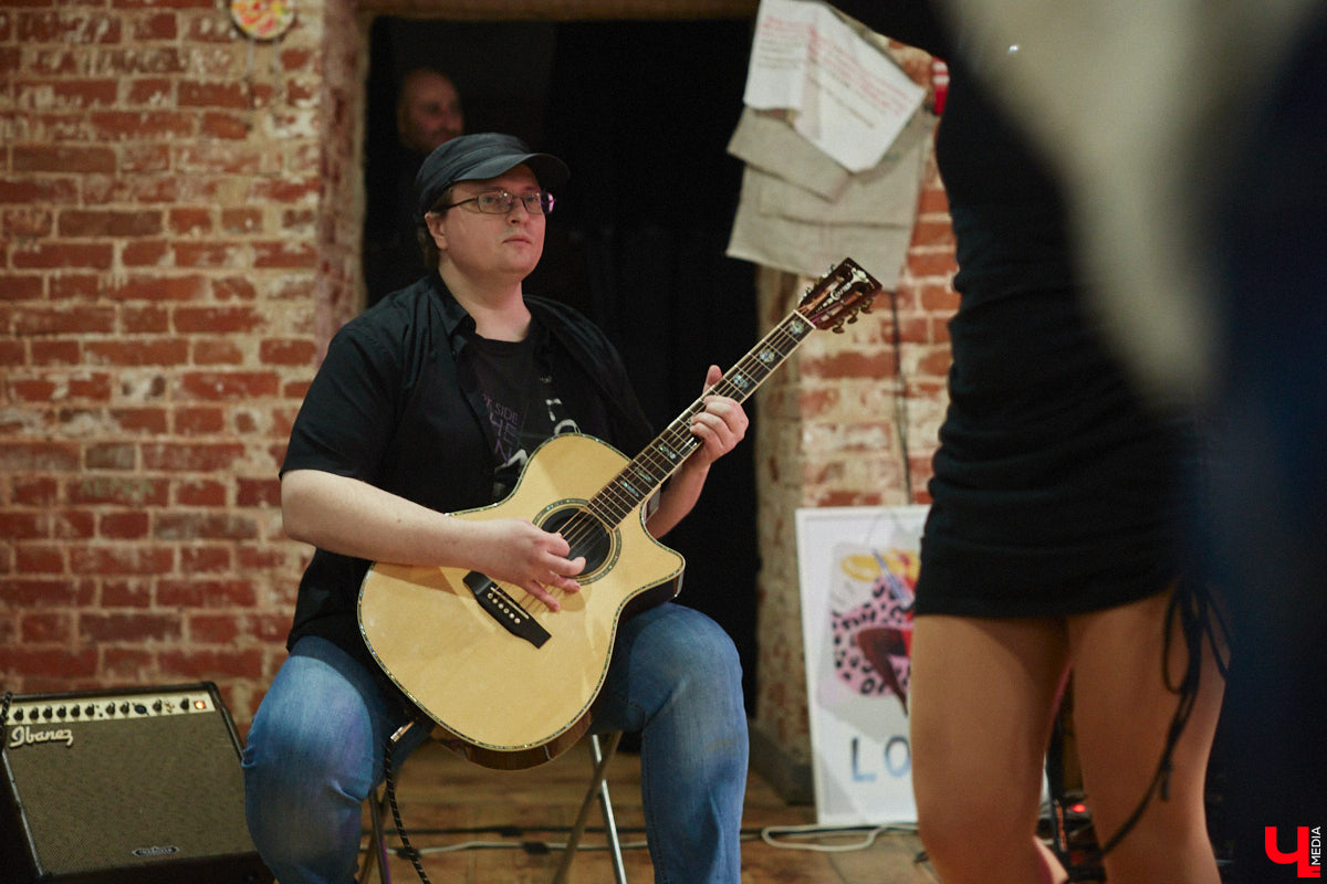 Олды здесь? Сердца тех, кто знаком с героями владимирской сцены нулевых, дрогнут, ведь «Ключ-Медиа» пообщался с одними из самых известных её представителей. Около года назад «шумный» инструментал Alien Garden зазвучал в акустике, что неимоверно зацепило слушателя. Музыка стала более понятной, но при этом осталась кинематографичной, вдумчивой и, как считают коллеги по сцене, замороченной. Почему к группе-долгожителю приклеилось такое количество определений? Рассказывают участники Alien Garden.