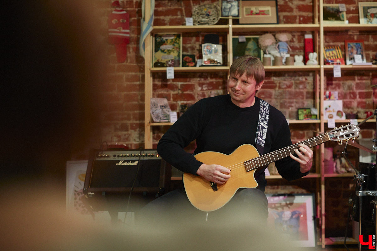 Олды здесь? Сердца тех, кто знаком с героями владимирской сцены нулевых, дрогнут, ведь «Ключ-Медиа» пообщался с одними из самых известных её представителей. Около года назад «шумный» инструментал Alien Garden зазвучал в акустике, что неимоверно зацепило слушателя. Музыка стала более понятной, но при этом осталась кинематографичной, вдумчивой и, как считают коллеги по сцене, замороченной. Почему к группе-долгожителю приклеилось такое количество определений? Рассказывают участники Alien Garden.