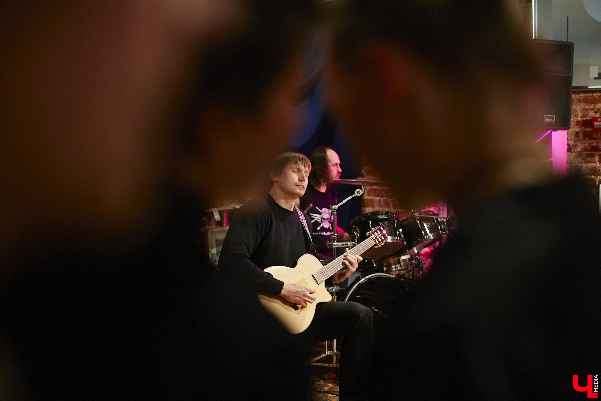 Олды здесь? Сердца тех, кто знаком с героями владимирской сцены нулевых, дрогнут, ведь «Ключ-Медиа» пообщался с одними из самых известных её представителей. Около года назад «шумный» инструментал Alien Garden зазвучал в акустике, что неимоверно зацепило слушателя. Музыка стала более понятной, но при этом осталась кинематографичной, вдумчивой и, как считают коллеги по сцене, замороченной. Почему к группе-долгожителю приклеилось такое количество определений? Рассказывают участники Alien Garden.