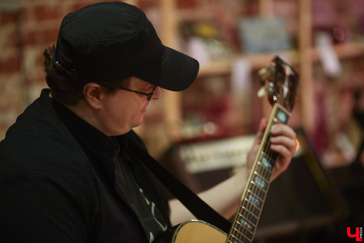 Олды здесь? Сердца тех, кто знаком с героями владимирской сцены нулевых, дрогнут, ведь «Ключ-Медиа» пообщался с одними из самых известных её представителей. Около года назад «шумный» инструментал Alien Garden зазвучал в акустике, что неимоверно зацепило слушателя. Музыка стала более понятной, но при этом осталась кинематографичной, вдумчивой и, как считают коллеги по сцене, замороченной. Почему к группе-долгожителю приклеилось такое количество определений? Рассказывают участники Alien Garden.