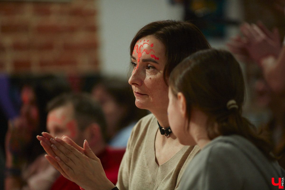 Олды здесь? Сердца тех, кто знаком с героями владимирской сцены нулевых, дрогнут, ведь «Ключ-Медиа» пообщался с одними из самых известных её представителей. Около года назад «шумный» инструментал Alien Garden зазвучал в акустике, что неимоверно зацепило слушателя. Музыка стала более понятной, но при этом осталась кинематографичной, вдумчивой и, как считают коллеги по сцене, замороченной. Почему к группе-долгожителю приклеилось такое количество определений? Рассказывают участники Alien Garden.