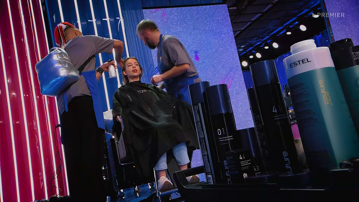 На телеканале ТНТ вышел в эфир очередной этап «Бьюти баттла», в котором борется за миллион рублей наш земляк, парикмахер-колорист Илья Староверов. И на этот раз, чтобы получить заветный приз, ему пришлось отправиться в будущее. Конечно, лишь силой творческой мысли.