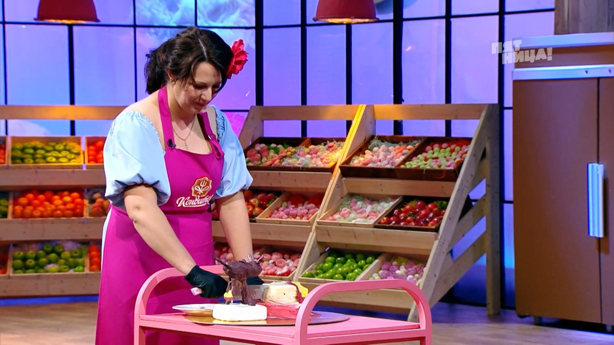 Анастасия Круглова из Владимира представила жюри шоу «Кондитер» балканскую черепашку. Внешний вид и вкус изделия с ванильным бисквитом и сливочно-сметанным кремом оценил ведущий программы Ренат Агзамов. «В этом десерте сложилось все, что я люблю», — признался он. Таким образом, жительница областного центра получила путевку в финал. Но удалось ли ей выйти в суперфинал?