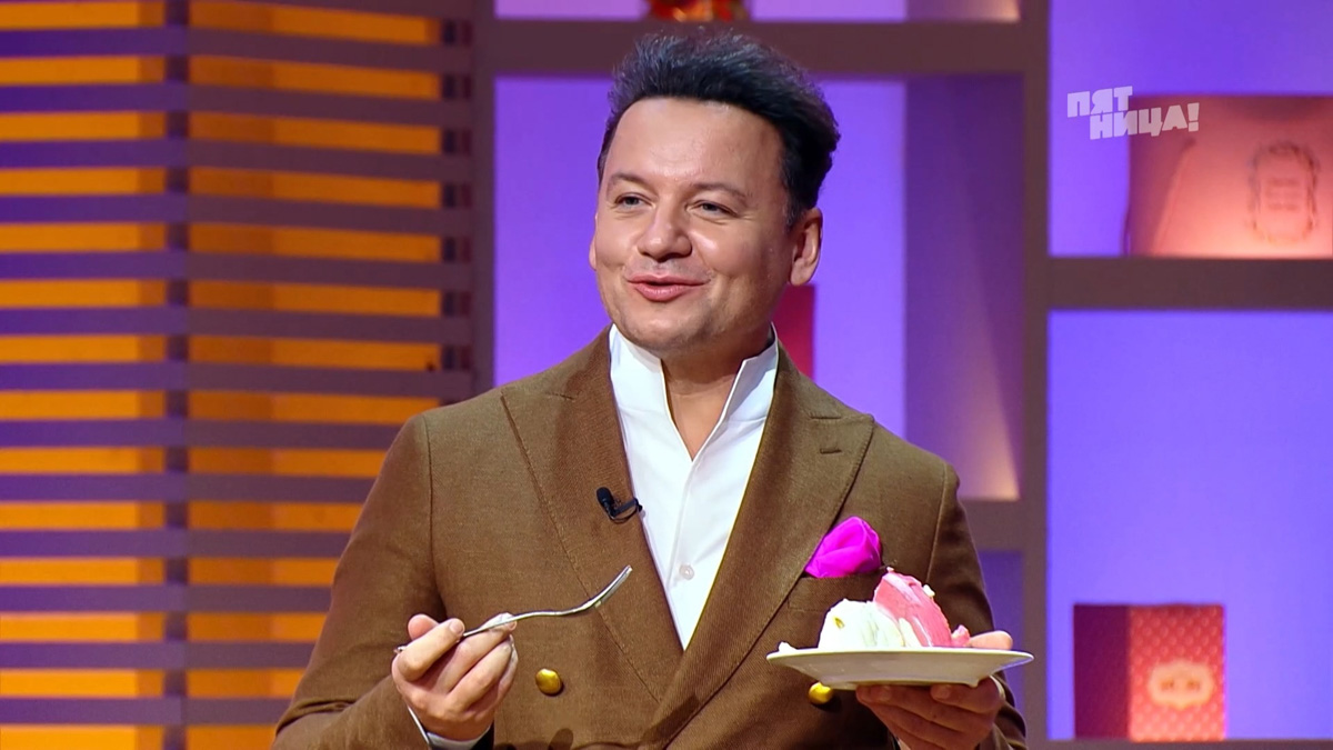 Анастасия Круглова из Владимира представила жюри шоу «Кондитер» балканскую черепашку. Внешний вид и вкус изделия с ванильным бисквитом и сливочно-сметанным кремом оценил ведущий программы Ренат Агзамов. «В этом десерте сложилось все, что я люблю», — признался он. Таким образом, жительница областного центра получила путевку в финал. Но удалось ли ей выйти в суперфинал?