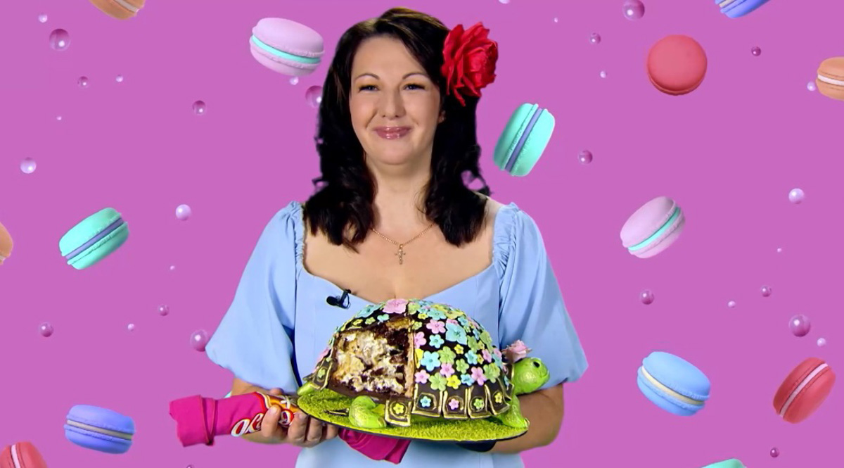 Анастасия Круглова из Владимира представила жюри шоу «Кондитер» балканскую черепашку. Внешний вид и вкус изделия с ванильным бисквитом и сливочно-сметанным кремом оценил ведущий программы Ренат Агзамов. «В этом десерте сложилось все, что я люблю», — признался он. Таким образом, жительница областного центра получила путевку в финал. Но удалось ли ей выйти в суперфинал?