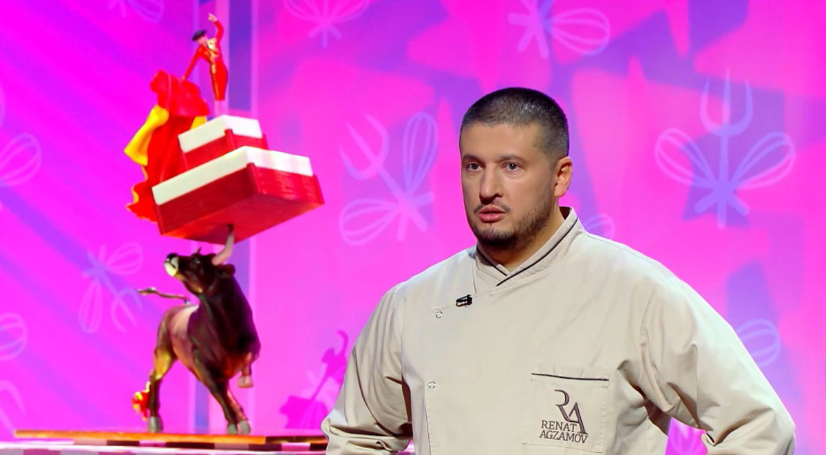 Анастасия Круглова из Владимира представила жюри шоу «Кондитер» балканскую черепашку. Внешний вид и вкус изделия с ванильным бисквитом и сливочно-сметанным кремом оценил ведущий программы Ренат Агзамов. «В этом десерте сложилось все, что я люблю», — признался он. Таким образом, жительница областного центра получила путевку в финал. Но удалось ли ей выйти в суперфинал?