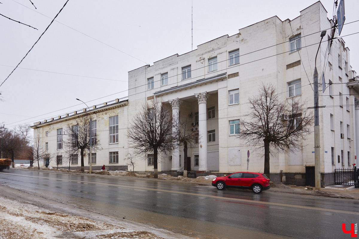 23 марта (10 по старому стилю) 1900 года в Симферополе родился Леонид Зотов. Волею судьбы он стал одним из архитекторов, определяющих послевоенный облик Владимира. По его проектам были построены величественные здания в стиле сталинского ампира, украсившие главные улицы Владимира. Давайте вместе с «Ключ-Медиа» полюбуемся ими!