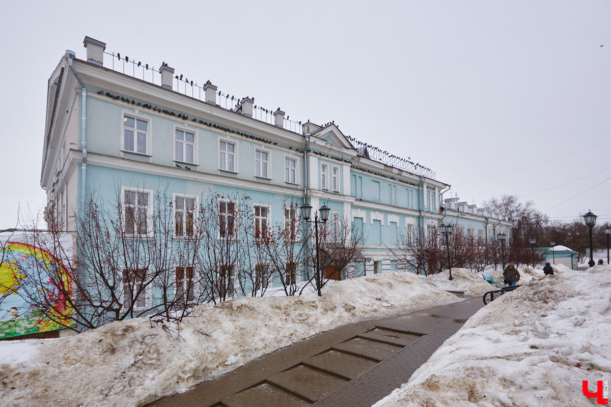 23 марта (10 по старому стилю) 1900 года в Симферополе родился Леонид Зотов. Волею судьбы он стал одним из архитекторов, определяющих послевоенный облик Владимира. По его проектам были построены величественные здания в стиле сталинского ампира, украсившие главные улицы Владимира. Давайте вместе с «Ключ-Медиа» полюбуемся ими!