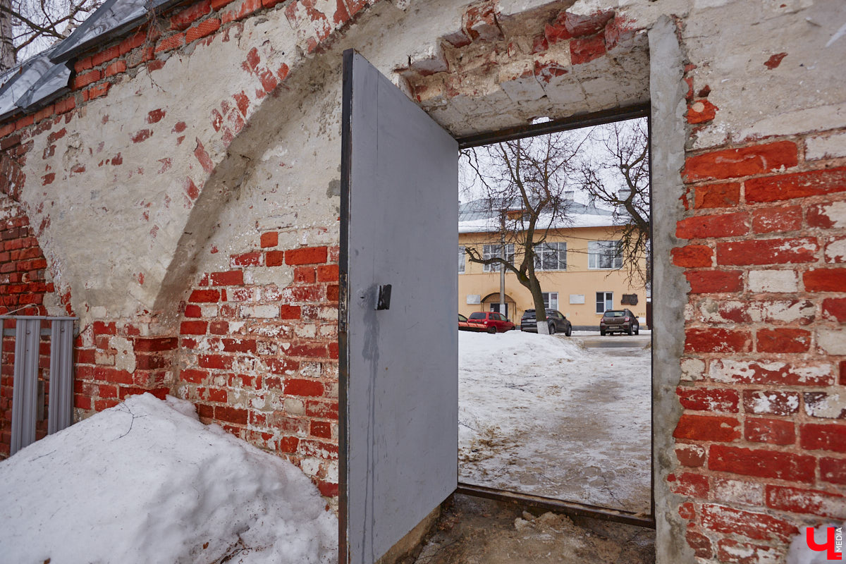 23 марта (10 по старому стилю) 1900 года в Симферополе родился Леонид Зотов. Волею судьбы он стал одним из архитекторов, определяющих послевоенный облик Владимира. По его проектам были построены величественные здания в стиле сталинского ампира, украсившие главные улицы Владимира. Давайте вместе с «Ключ-Медиа» полюбуемся ими!