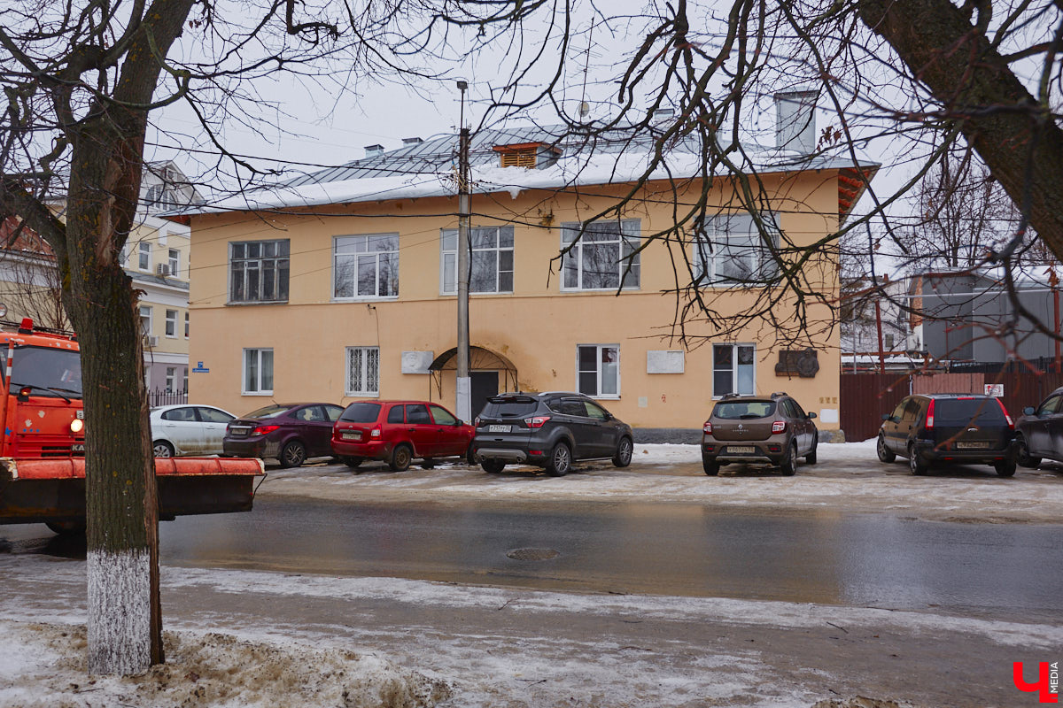 23 марта (10 по старому стилю) 1900 года в Симферополе родился Леонид Зотов. Волею судьбы он стал одним из архитекторов, определяющих послевоенный облик Владимира. По его проектам были построены величественные здания в стиле сталинского ампира, украсившие главные улицы Владимира. Давайте вместе с «Ключ-Медиа» полюбуемся ими!