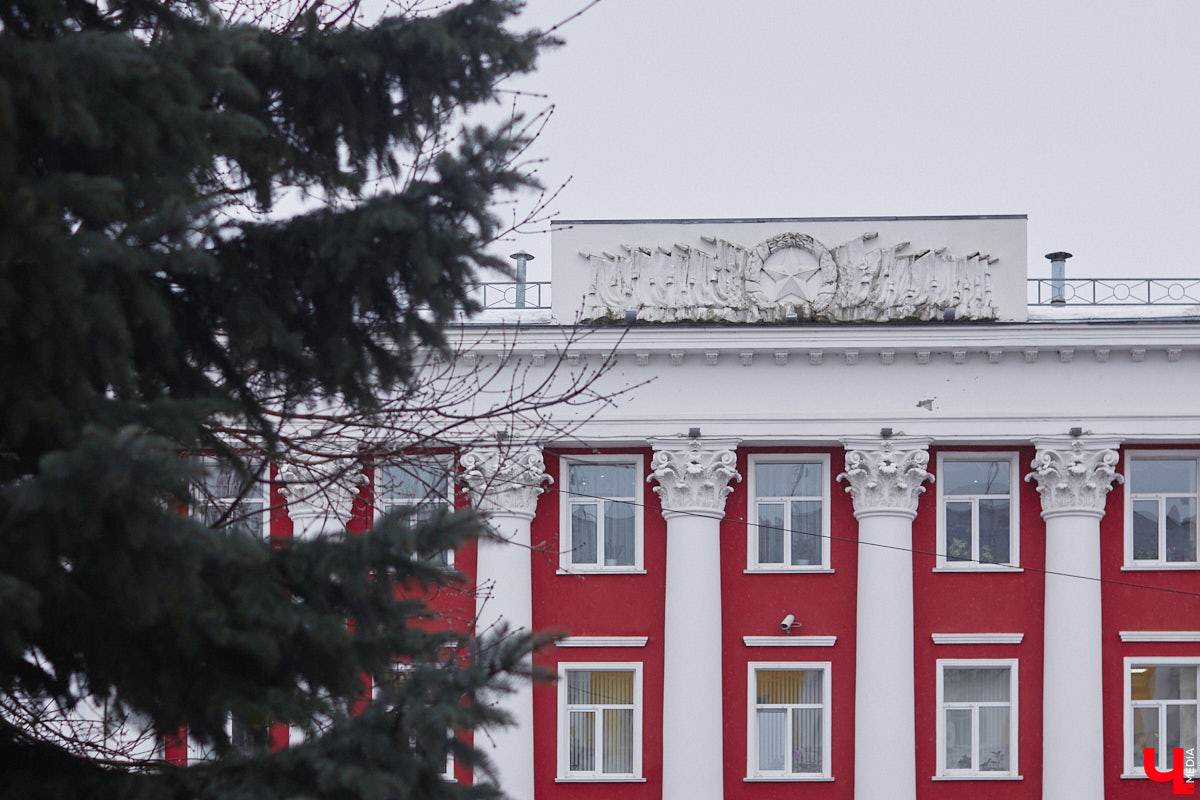 23 марта (10 по старому стилю) 1900 года в Симферополе родился Леонид Зотов. Волею судьбы он стал одним из архитекторов, определяющих послевоенный облик Владимира. По его проектам были построены величественные здания в стиле сталинского ампира, украсившие главные улицы Владимира. Давайте вместе с «Ключ-Медиа» полюбуемся ими!