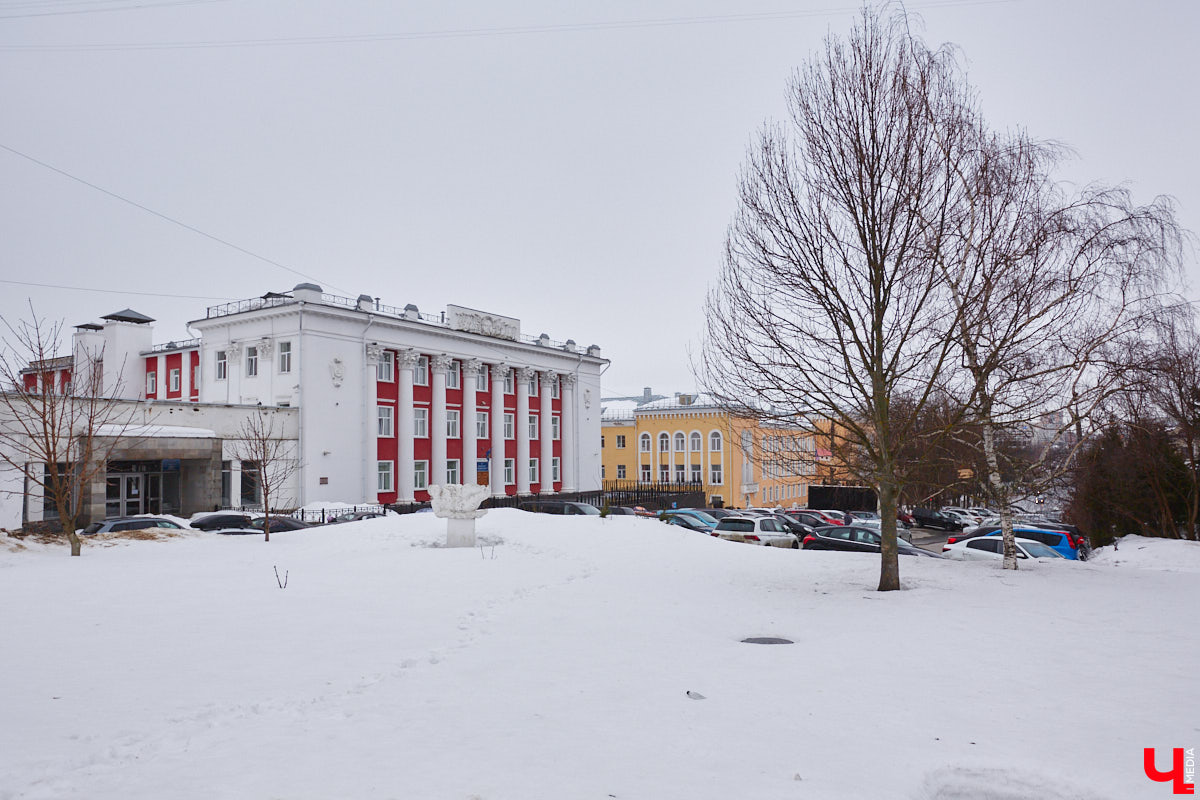23 марта (10 по старому стилю) 1900 года в Симферополе родился Леонид Зотов. Волею судьбы он стал одним из архитекторов, определяющих послевоенный облик Владимира. По его проектам были построены величественные здания в стиле сталинского ампира, украсившие главные улицы Владимира. Давайте вместе с «Ключ-Медиа» полюбуемся ими!