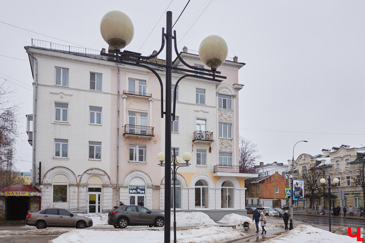 23 марта (10 по старому стилю) 1900 года в Симферополе родился Леонид Зотов. Волею судьбы он стал одним из архитекторов, определяющих послевоенный облик Владимира. По его проектам были построены величественные здания в стиле сталинского ампира, украсившие главные улицы Владимира. Давайте вместе с «Ключ-Медиа» полюбуемся ими!