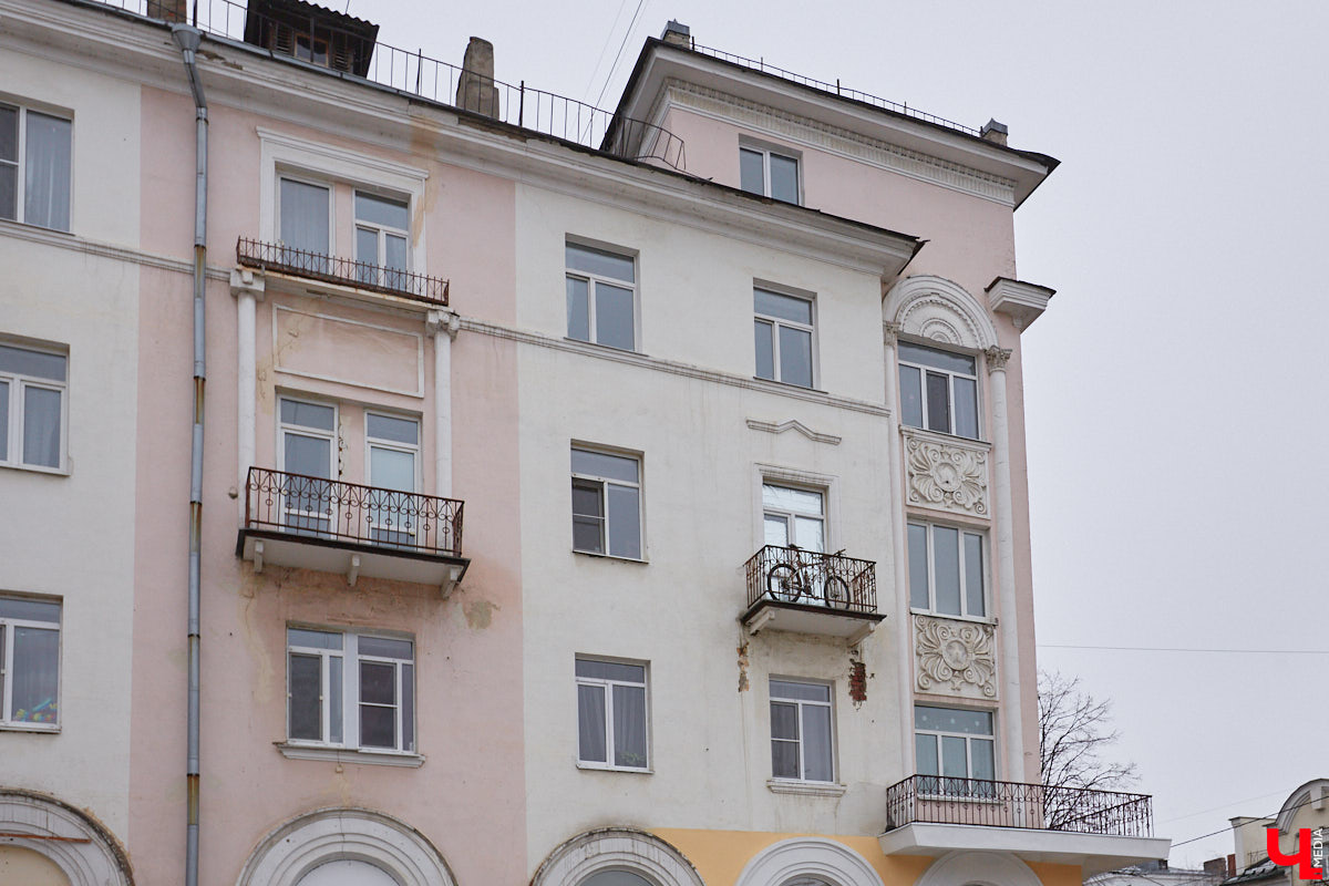 23 марта (10 по старому стилю) 1900 года в Симферополе родился Леонид Зотов. Волею судьбы он стал одним из архитекторов, определяющих послевоенный облик Владимира. По его проектам были построены величественные здания в стиле сталинского ампира, украсившие главные улицы Владимира. Давайте вместе с «Ключ-Медиа» полюбуемся ими!