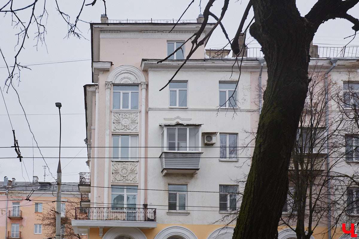 23 марта (10 по старому стилю) 1900 года в Симферополе родился Леонид Зотов. Волею судьбы он стал одним из архитекторов, определяющих послевоенный облик Владимира. По его проектам были построены величественные здания в стиле сталинского ампира, украсившие главные улицы Владимира. Давайте вместе с «Ключ-Медиа» полюбуемся ими!