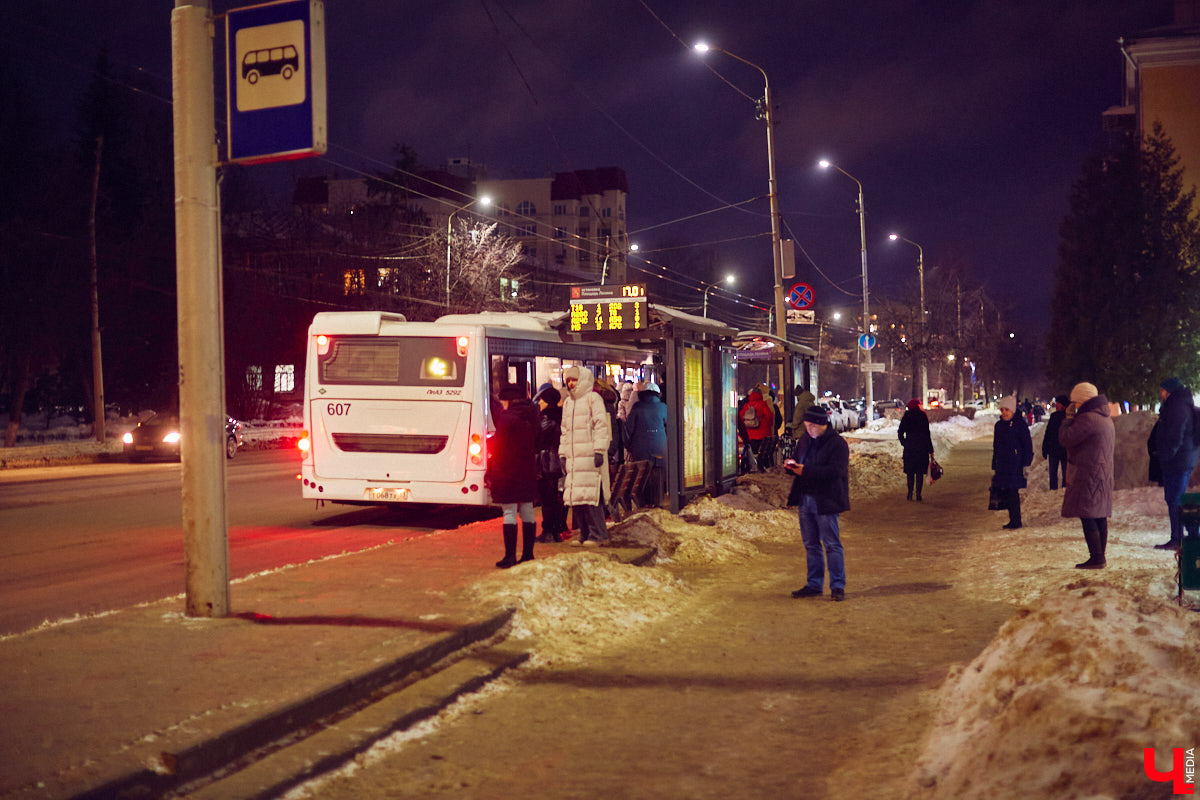 Давно известно, что темы, которые обсуждают в автобусах, — самые популярные. Знаете, о чем чаще всего говорят владимирские пассажиры по пути домой? Они жалуются друг другу на работу того же общественного транспорта. Тема эта неисчерпаема, и лучше пока не становится. Без масштабного обновления транспортного парка преодолеть коллапс не получится.