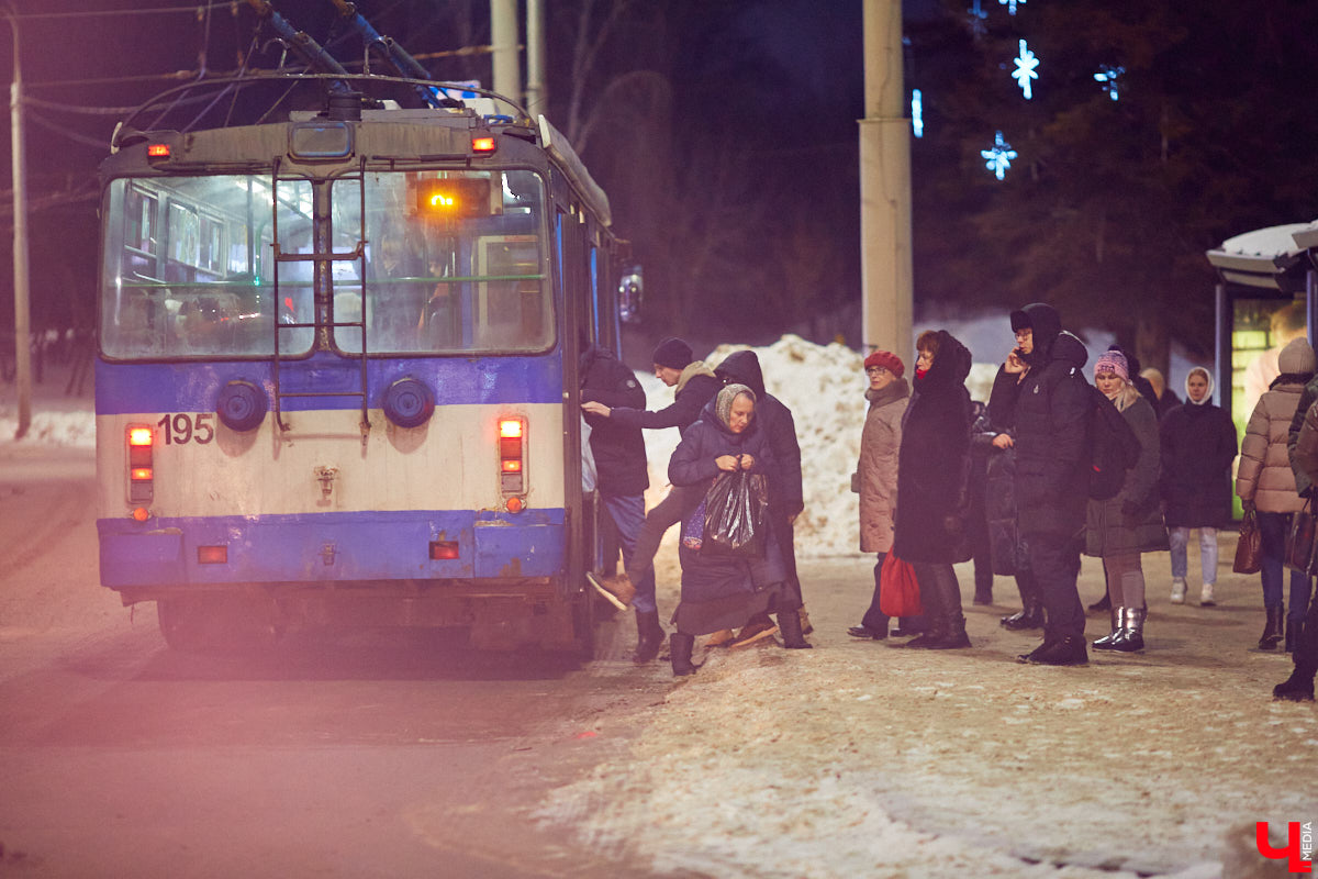 Давно известно, что темы, которые обсуждают в автобусах, — самые популярные. Знаете, о чем чаще всего говорят владимирские пассажиры по пути домой? Они жалуются друг другу на работу того же общественного транспорта. Тема эта неисчерпаема, и лучше пока не становится. Без масштабного обновления транспортного парка преодолеть коллапс не получится.