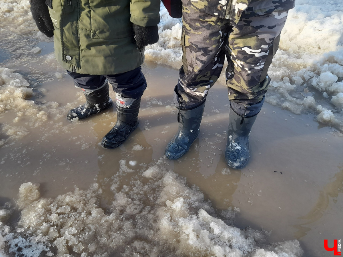 Весна наконец-то вступила в свои права. После рекордного снегопада конца прошлой недели наконец-то выглянуло солнце. Сугробы начали быстро таять. И теперь вместо снега по колено кругом вода. А значит, наступило время для очередного квеста по прохождению владимирских улиц — прыжков через лужи.