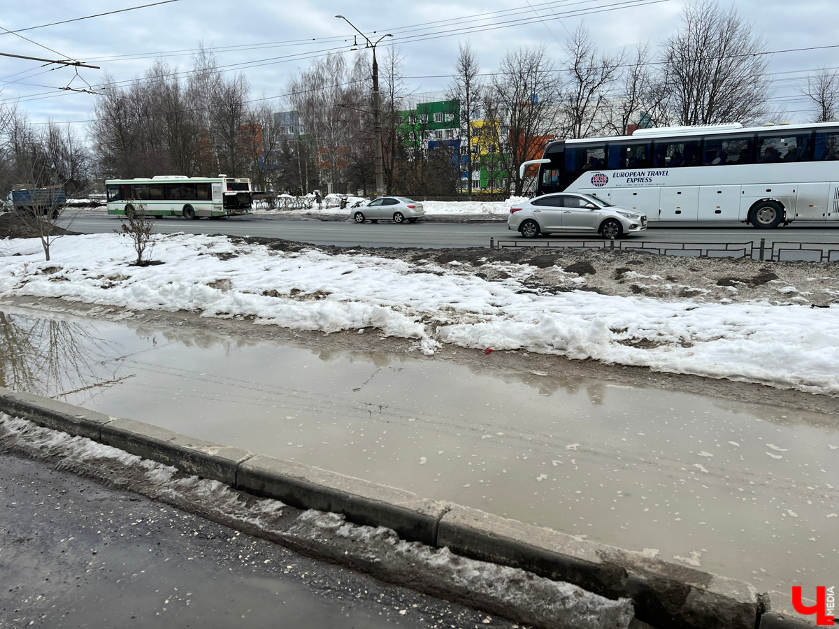Весна наконец-то вступила в свои права. После рекордного снегопада конца прошлой недели наконец-то выглянуло солнце. Сугробы начали быстро таять. И теперь вместо снега по колено кругом вода. А значит, наступило время для очередного квеста по прохождению владимирских улиц — прыжков через лужи.