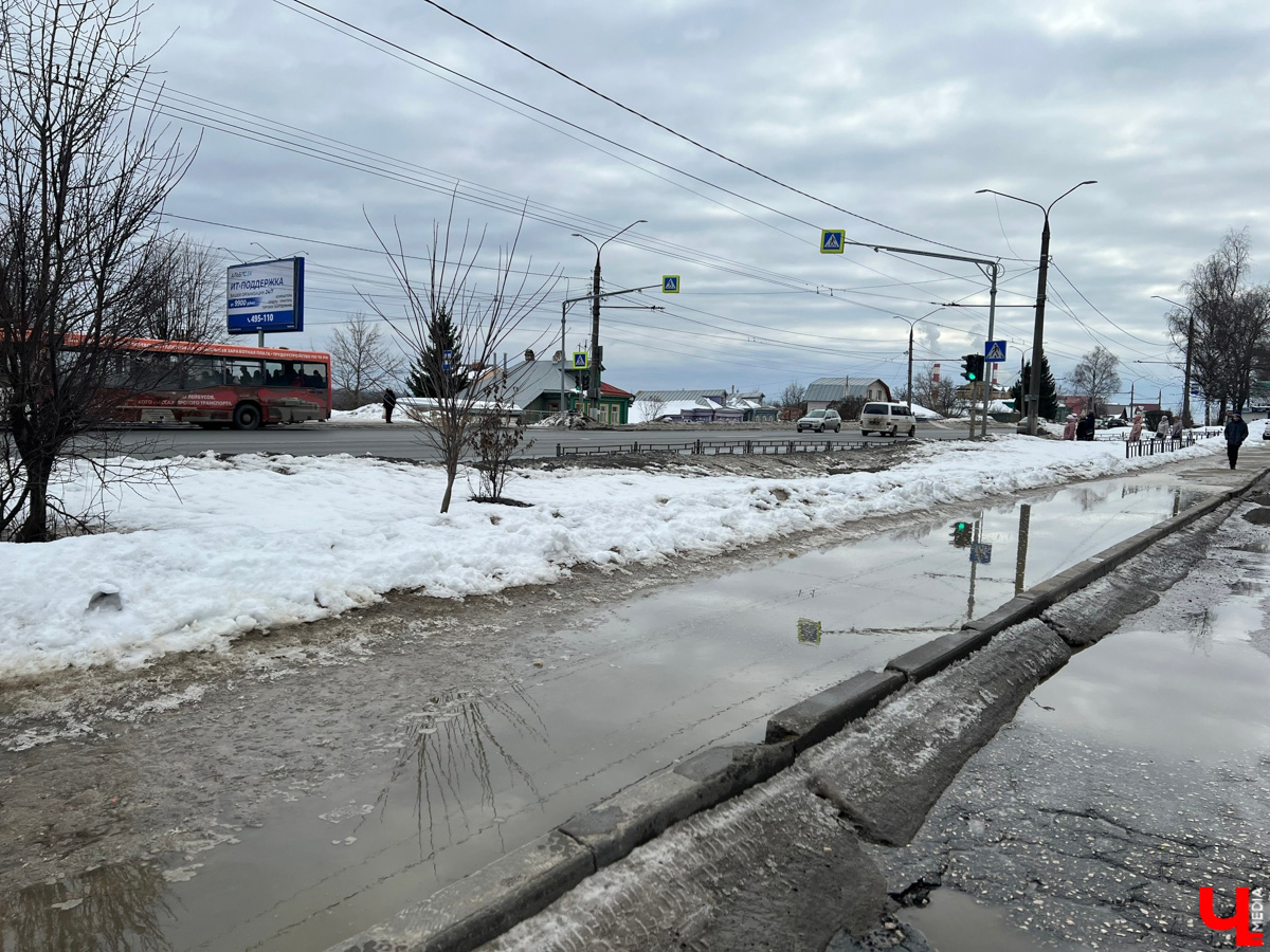 Весна наконец-то вступила в свои права. После рекордного снегопада конца прошлой недели наконец-то выглянуло солнце. Сугробы начали быстро таять. И теперь вместо снега по колено кругом вода. А значит, наступило время для очередного квеста по прохождению владимирских улиц — прыжков через лужи.
