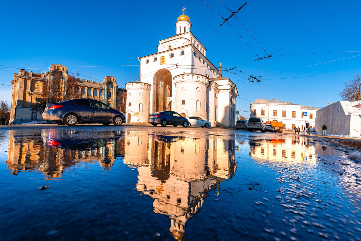 Весна наконец-то вступила в свои права. После рекордного снегопада конца прошлой недели наконец-то выглянуло солнце. Сугробы начали быстро таять. И теперь вместо снега по колено кругом вода. А значит, наступило время для очередного квеста по прохождению владимирских улиц — прыжков через лужи.