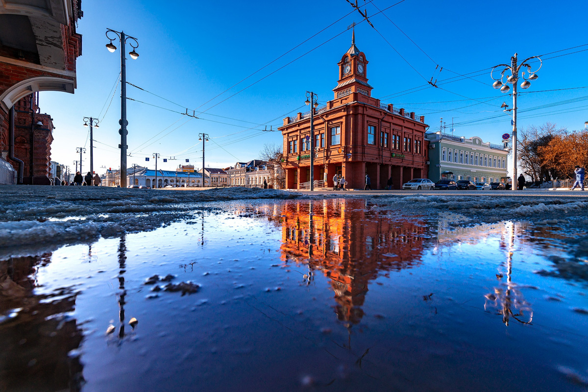 Весна наконец-то вступила в свои права. После рекордного снегопада конца прошлой недели наконец-то выглянуло солнце. Сугробы начали быстро таять. И теперь вместо снега по колено кругом вода. А значит, наступило время для очередного квеста по прохождению владимирских улиц — прыжков через лужи.