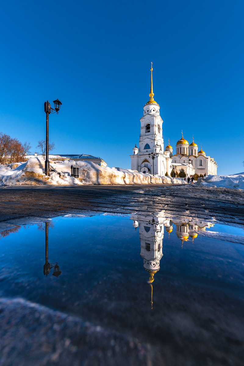 Весна наконец-то вступила в свои права. После рекордного снегопада конца прошлой недели наконец-то выглянуло солнце. Сугробы начали быстро таять. И теперь вместо снега по колено кругом вода. А значит, наступило время для очередного квеста по прохождению владимирских улиц — прыжков через лужи.